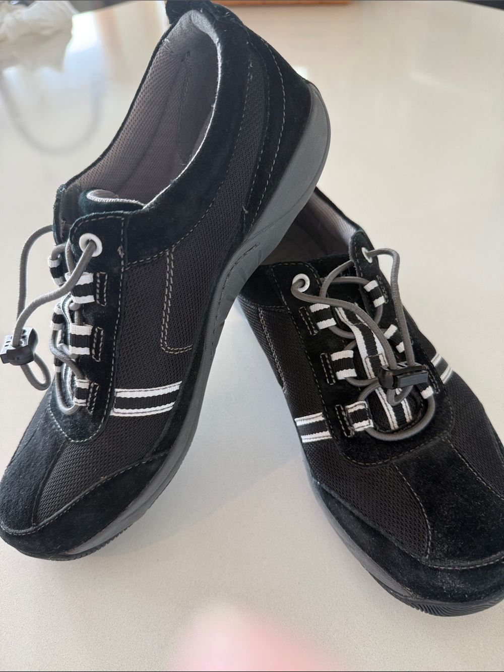 W Dansko Helen blk s leather sneakers,bungee lace-up closure. Size 39 Like new.